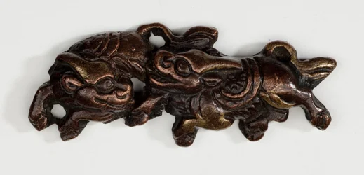 Menuki, o ornamento per impugnatura, a forma di due Kirin, bestie mitiche