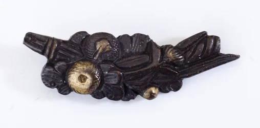 Menuki, o ornamento per impugnatura, a forma di composizione floreale