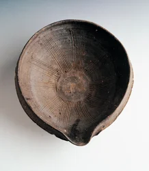 Ciotola da cucina in gres per macinare e mescolare cibo (Suribachi), prodotta a Bizen, altezza 11,5 cm e diametro 33,5 cm, civiltà giapponese, periodo Momoyama