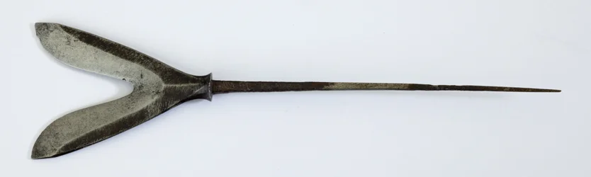 Yanone (punta di freccia) di tipo Karimata (a forca 