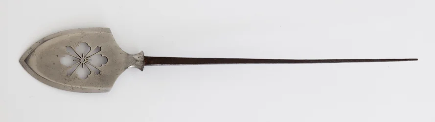 Yanone (punta di freccia) di tipo piatto (hirane) con design traforato Hanabishi