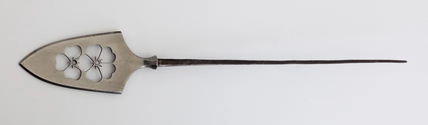 Yanone (punta di freccia) di tipo piatto (hirane) con disegno traforato di fiori di ciliegio