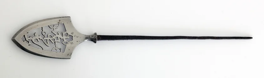 Yanone (punta di freccia) di tipo piatto (hirane), con disegno traforato di caratteri che significano Montagna, Pietra e Acqua