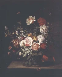 Fiori misti in un cesto di vimini con falene, libellula e ammiraglio rosso su un ripiano