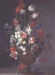 Tulipani, rose e altri fiori in un vaso su un davanzale