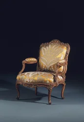 Una delle coppie di fauteuils a la Reine di Luigi XV (legno e tessuto)