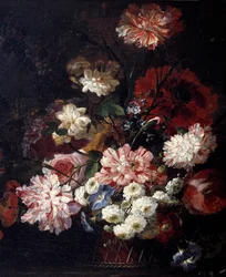Cesto di fiori su un tavolo