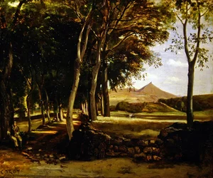 Paesaggio montano visto attraverso un viale di alberi