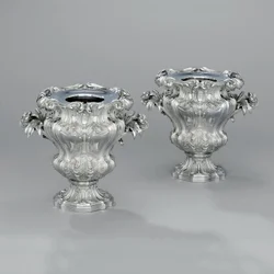 Un paio di refrigeratori per vino a forma di urna con manici a volute fogliate e manici a giunchi, c.1880