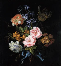 Bouquet di anemoni di papavero, rose, campernelle doppie, un giacinto, un tulipano e auricola legati con un nastro