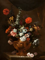 Fiori in un vaso scolpito