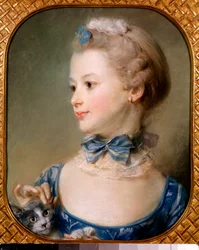 Ritratto di una bambina con un gatto. La giovane ha un nastro e un velo leggero intorno al collo con un nodo e accarezza la testa di un gatto con la punta delle dita. Dipinto a pastello di Jean-Baptiste Perroneau