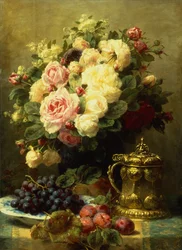 Un vaso di rose e un boccale su un tavolo