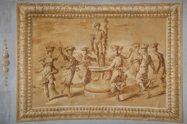 Finto rilievo dorato, con Bacco posto su un piedistallo circolare decorato con festoni e bucrani, e circondato da canefore danzanti