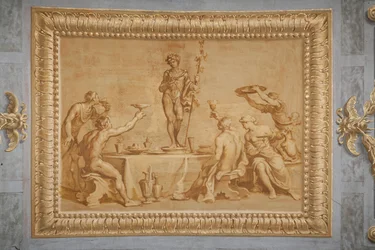 Finto rilievo dorato, con la statua di Bacco circondata da alcuni offerenti che alzano coppe di vino