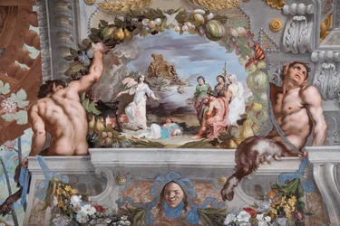 Medea, davanti a un tripode, ringiovanisce le nutrici di Bacco poste davanti alla strega in compagnia del dio