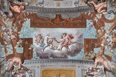 Venere dà la corona ad Arianna; sulle nuvole Venere, circondata da cupidi, offre la corona di Vulcano ad Arianna seduta accanto a Bacco