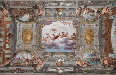 Banchetto di nozze. Sulle nuvole Bacco, Arianna e Venere con una figura che versa vino sono seduti a un tavolo rotondo. Gli altri dei osservano da lontano