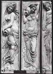Dettaglio dei rilievi dalla Fontana degli Innocenti che raffigurano ninfe personificanti i fiumi di Francia