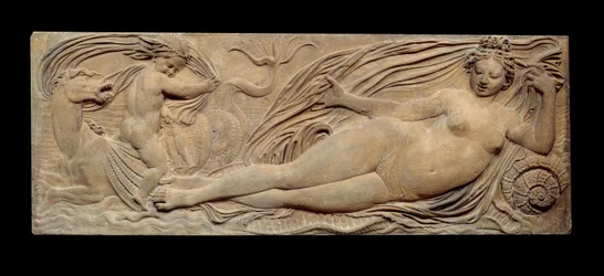Ninfa e piccolo genio cavalcano un cavallo marino; Ninfa e Tritone circondati da due piccoli geni. Bassorilievo. Scultura in pietra di Jean Goujon