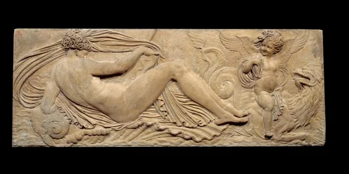 Ninfa e piccolo genio cavalcano un cavallo marino; Ninfa e Tritone circondati da due piccoli geni. Bassorilievo. Scultura in pietra