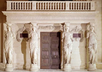 Architettura rinascimentale: il balcone delle Cariatidi. Scultura in pietra di Jean Goujon (1510-1567), XVI secolo, Parigi, Museo del Louvre