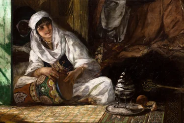Interno di un harem in Marocco, particolare: donna che suona la derbouka