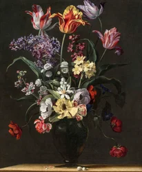 Tulipani, gigli, narcisi, lillà e altri fiori in un vaso di vetro su una mensola di legno, uno di una coppia