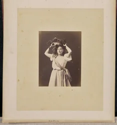 [Ritratto di donna con corona di fiori].