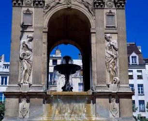 Architettura: dettaglio della fontana degli Innocenti che rappresenta le ninfe. Progettata dagli architetti Jean Goujon, Augustin Pajou e Pierre Lescot. 1546-1549. Place Joachim du Bellay, Parigi