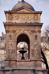 Vista della fontana degli Innocenti. Progettata dagli architetti Jean Goujon, Augustin Pajou e Pierre Lescot. 1546-1549. Place Joachim du Bellay, Parigi