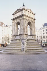 Fontaine des Innocents, fontana di pietra con gradini, Parigi, Francia