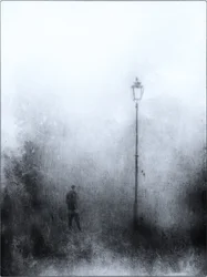Figura solitaria sotto un lampione