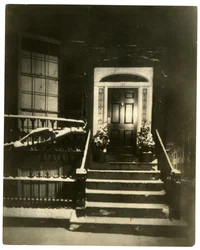 26 Louisburg Square, Boston, di notte, dove soggiornò Jenny Lind, Boston, USA, c.1902-10