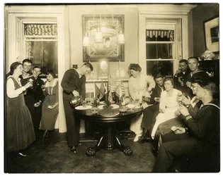 Alice Foote MacDougal che intrattiene un gruppo di marinai nel suo piccolo appartamento nella Vecchia Guerra, Greenwich Village, New York, USA, c.1917-18