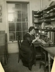 Beals nel suo studio, c.1912-18