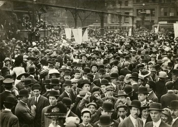 Folla in Union Square alla riunione per il suffragio