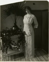 Tessuto turco grigio con ricamo bianco e nero, Lord & Taylor, ca. 1905-18