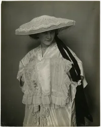 Jumble Bros ?, Cappello e manicotto di lingerie, c.1905-11