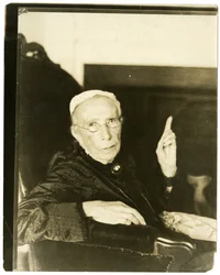 La signora Mary Moore, Brookline, Mass., 91 anni, recita una ballata, ca. 1905-27