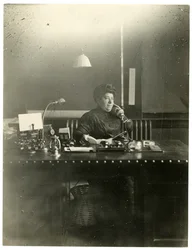 Ms Chas Netcher di Chicago, proprietaria di uno dei più grandi negozi The Boston Store lì. Ora è di nuovo sposata, trova il suo cambio di nome Mollie Alpiner Netcher Newbury, c.1905-18