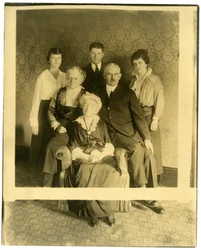 La vecchia signora è Mrs Lyman James, sorella di Marshall Field, c.1905-28