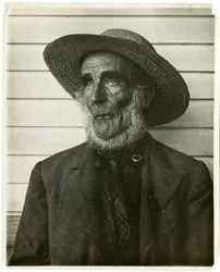 Vecchio uomo con cappello di paglia, c.1905-40