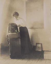 Ritratto di Lillian Baynes Griffin con la Sua Fotocamera