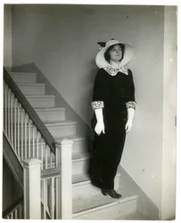 Modo corretto di scendere le scale, c.1905-18