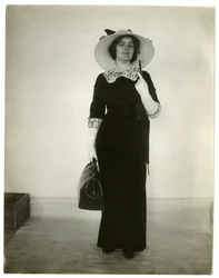 Modo corretto di portare una borsa e un ombrello, c.1905-18