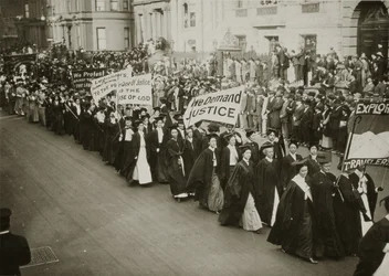 Donne in abito accademico che marciano in una parata per il suffragio a New York, 1910