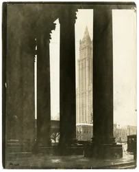 Edificio Woolworth, la guglia torreggiante costruita con nichelini e centesimi, New York, USA, c.1914-40