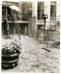 Patio sul retro con casetta per uccelli, New York, USA, c.1905-40