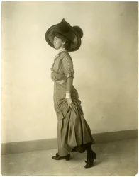 modella con cappello piumato, c.1905-18